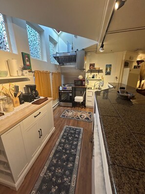 Fridge, microwave, oven, stovetop - Studio condo in the heart of downtown Telluride - Sleeps 4 (Telluride)