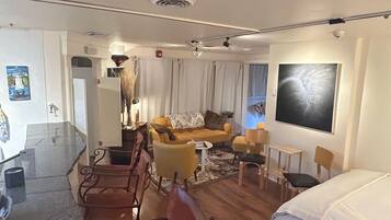 1 Schlafzimmer, BĂŒgeleisen/BĂŒgelbrett, kostenloses WLAN, BettwĂ€sche