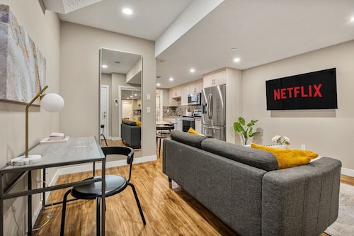 Cozy & Comfortable 2 Bedroom Suite, Mins to Airport, NW Calgary..