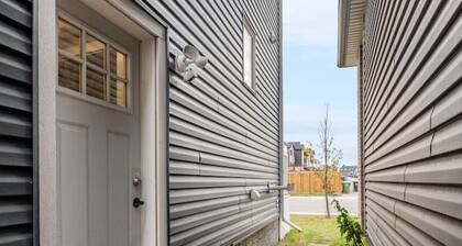 Cozy & Comfortable 2 Bedroom Suite, Mins to Airport, NW Calgary.