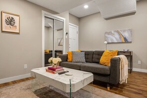 TV - Cozy & Comfortable 2 Bedroom Suite, Mins to Airport, NW Calgary. (Calgary)
