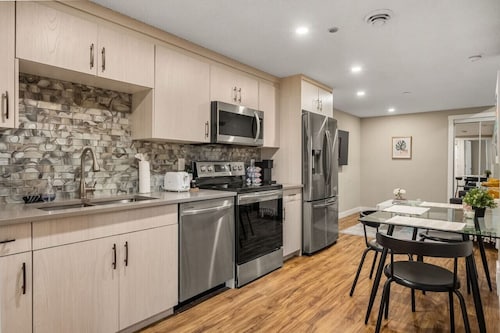 Cozy & Comfortable 2 Bedroom Suite, Mins to Airport, NW Calgary..