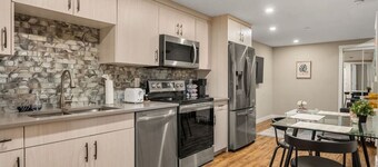 Cozy & Comfortable 2 Bedroom Suite, Mins to Airport, NW Calgary..