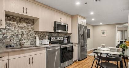 Cozy & Comfortable 2 Bedroom Suite, Mins to Airport, NW Calgary..