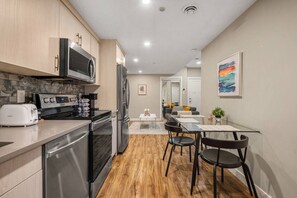 Réfrigérateur, four à micro-ondes, un four, surface de cuisson