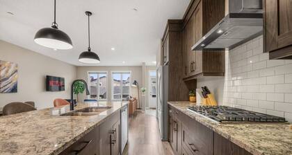 A/C | 4 Bed | Sleeps 8 | 2 TVs | 12 min to Airport