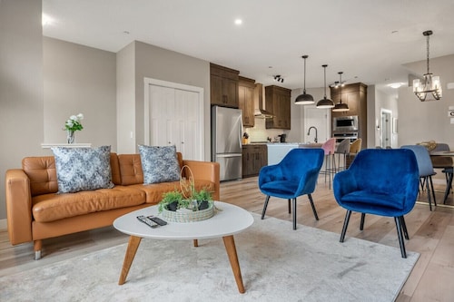 A/C | 4 Bed | Sleeps 8 | 2 TVs | 12 min to Airport