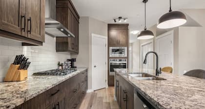 Luxury Home|Mins to Airport|3Bed| 2Tvs