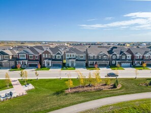 Exterior - Brand New | 6 Beds | 2700 sq ft | King Bd | 2TVs (Calgary)