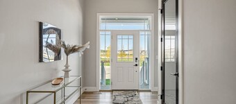 Brand New | 6 Beds | 2700 sq ft | King Bd | 2TVs