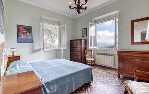 4 bedrooms, iron/ironing board, bed sheets