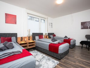 6 bedrooms, WiFi, bed sheets
