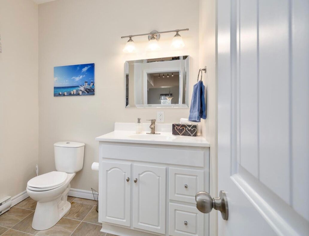 Sèche-cheveux, serviettes fournies, savon, papier toilette