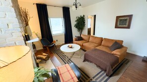 Smart TV, DVD player, music library, stereo - Modern Farmhouse in town. (New Cumberland)