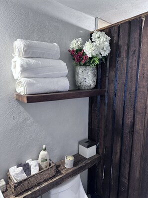 Interior - An adobe cottage enjoys the silence near Monte Alto, Actitlan. Petfriendly  (Méx.)