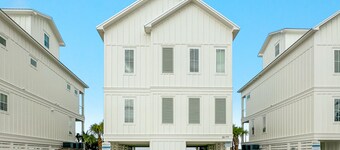 Feels Like Home at The Osprey | Community Pool | Beach Getaways