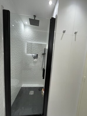 Douche, serviettes fournies, papier de toilette
