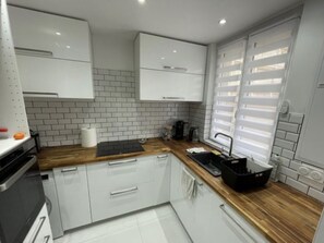 Mikrobølgeovn, ovn, kokeplater og oppvaskmaskin