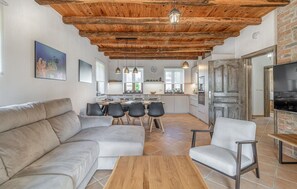 Televisión y chimenea 