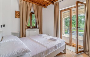 4 bedrooms, in-room safe, travel cot, free WiFi - Awesome home in Cabrunici (Cabrunici)