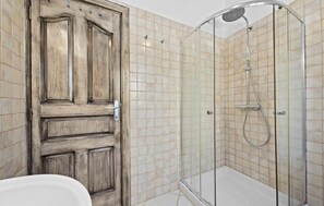 Shower, hair dryer - Awesome home in Cabrunici (Cabrunici)