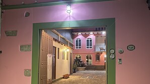 施設の正面 (日没後)