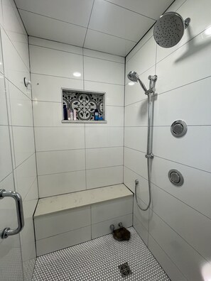 Doccia, asciugacapelli, bidet, asciugamani
