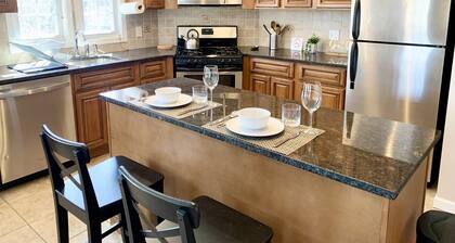 Executive Apt, a short walk to NYC train. King Bed. Free Parking. Central AC.