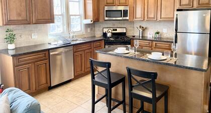 Executive Apt, a short walk to NYC train. King Bed. Free Parking. Central AC.