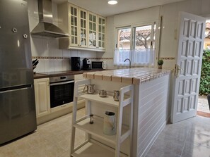 Een koelkast, een microgolfoven, een oven, een vaatwasser