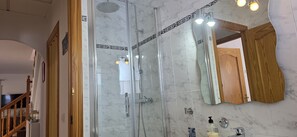 Douche, serviettes fournies