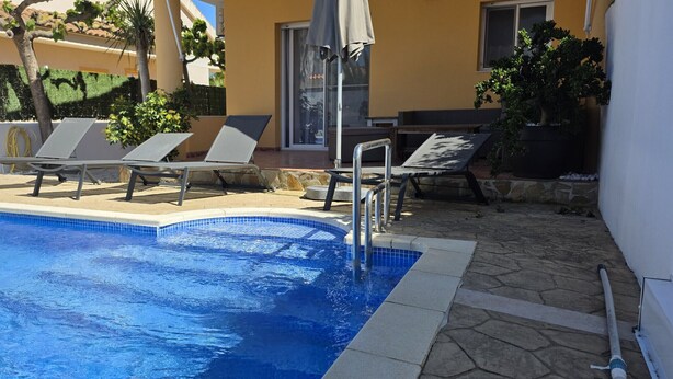 A swimming pool with lounge chairs and a stone patio. - "Gecko"@MARISOL: 250m to the beach, private pool, A/C, WiFi, dog beach (Riumar)