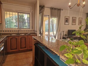 Geladeira, micro-ondas, fogão, lava-louças