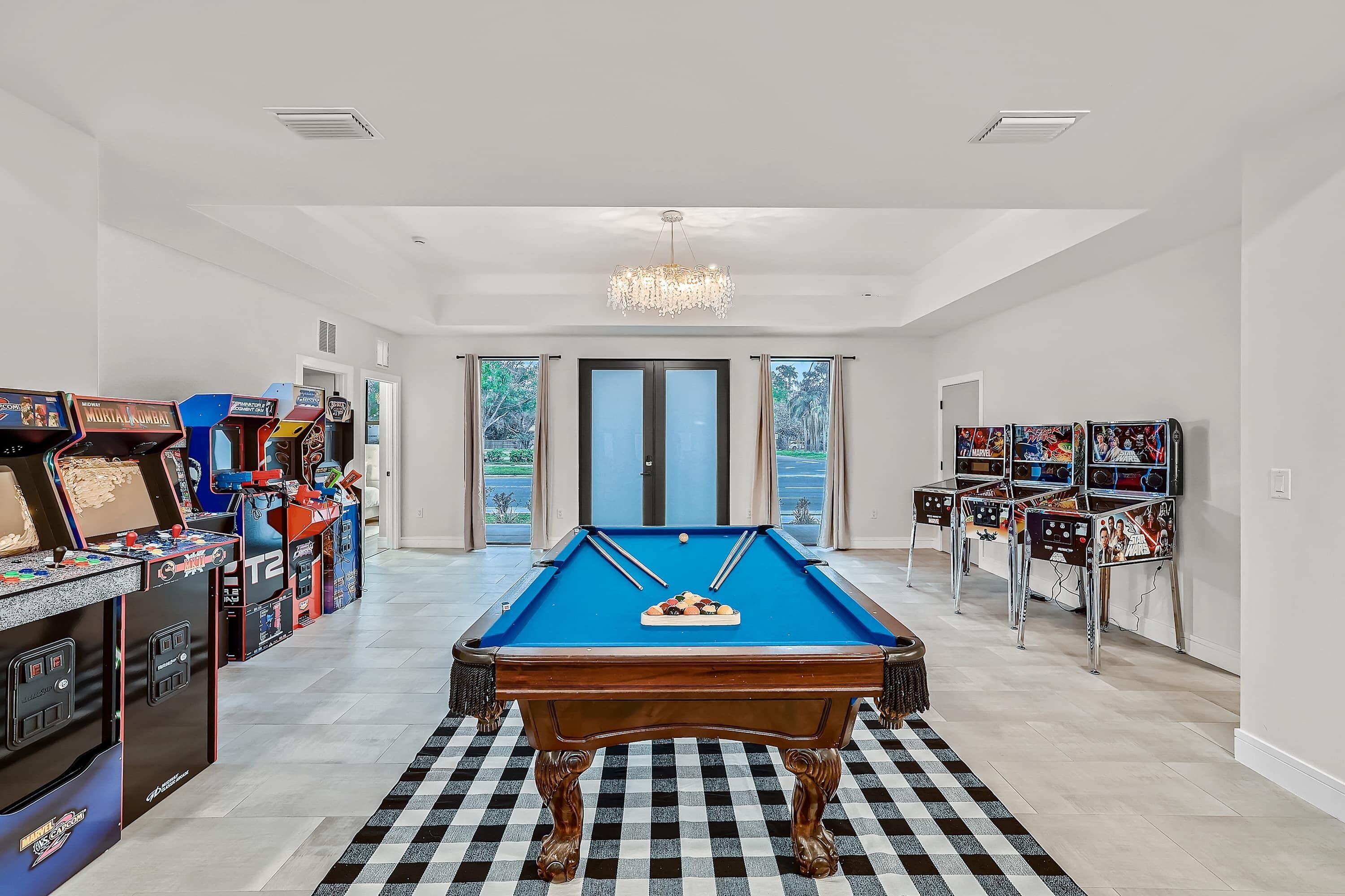 Een pooltafel in een ruime kamer, met aan weerszijden spelautomaten.