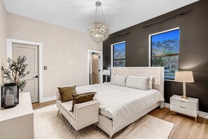 5 chambres, bureau, fer et planche à repasser, lit parapluie