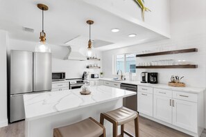 Køleskab, mikrobølgeovn, ovn, kogeplade