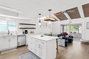 Køleskab, mikrobølgeovn, ovn, kogeplade