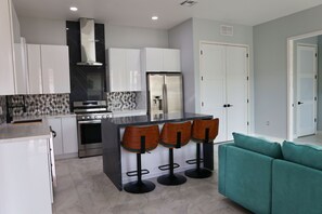 Fridge, microwave, oven, dishwasher - Modern Elegant Casita: Five minute walk to Main Street.
(Lake Havasu City)