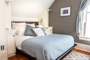 3 bedrooms, desk, WiFi, bed sheets
