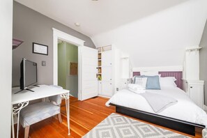 3 bedrooms, desk, WiFi, bed sheets