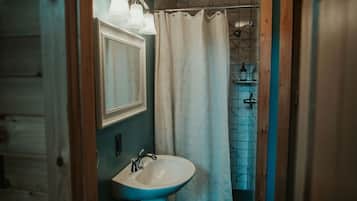 Douche, serviettes fournies, savon, papier toilette