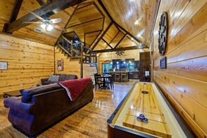 Smart TV, fireplace - Livin Large, Pool Table, Shuffleboard, Hot tub, Playset, Pets (Broken Bow)