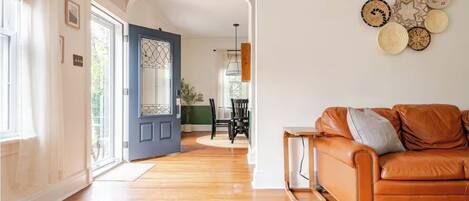 Smart-TV, Bücher, Arbeitsbereiche, Computerbildschirme