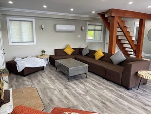 Smart-tv, een open haard en boeken