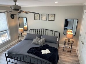 4 slaapkamers, een bureau, een strijkplank/strijkijzer, gratis wifi