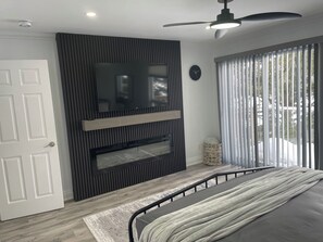 4 bedrooms, desk, iron/ironing board, free WiFi - Elegant waterfront retreat on Paudash Lake with sunset views! (Highlands east)