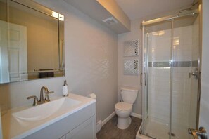 Een douche, een haardroger, zeep, toiletpapier