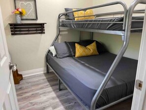 4 slaapkamers, een bureau, een strijkplank/strijkijzer, gratis wifi