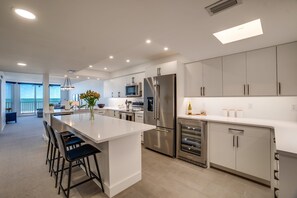 Geladeira, micro-ondas, fogão, cooktop