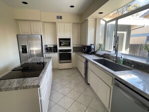 Een koelkast, een magnetron, een oven, een kookplaat